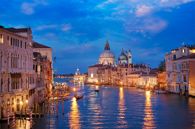 Vista del Gran Canal de Venecia y la iglesia de Santa Maria della Salute en la noche