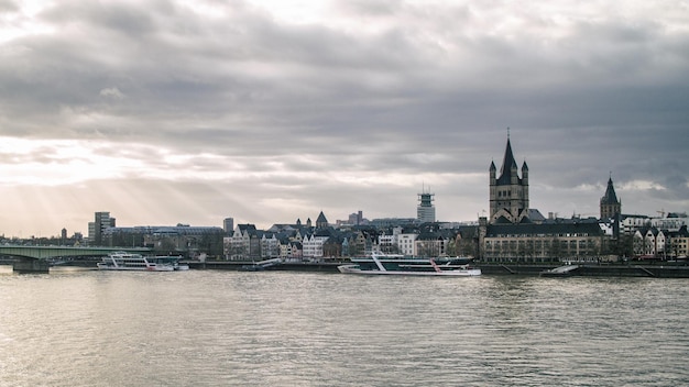 Vista de la Gran Iglesia de San Martín y la Torre del Ayuntamiento en Colonia, Alemania