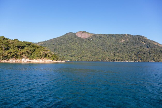 Vista de la gran isla de Angra dos Reis en Río de Janeiro, Brasil