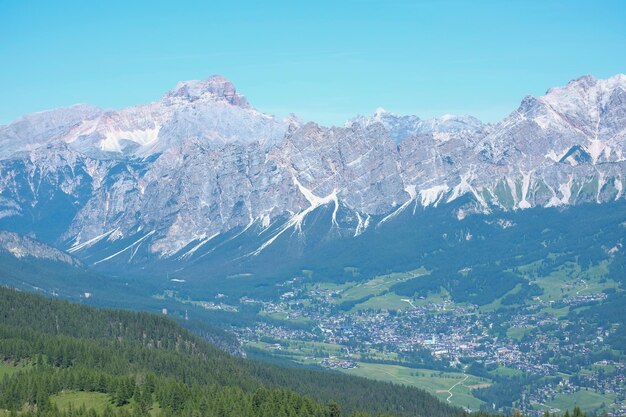 Foto una vista de una gran montaña al fondo