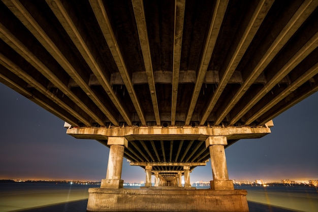 Vista de un gran puente poderoso