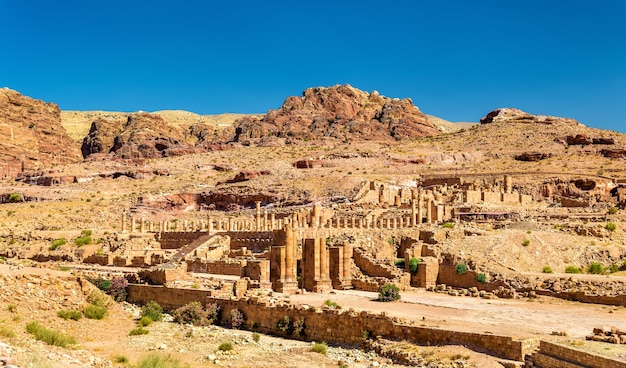 Vista del gran templo y la puerta arqueada en Petra, Jordania