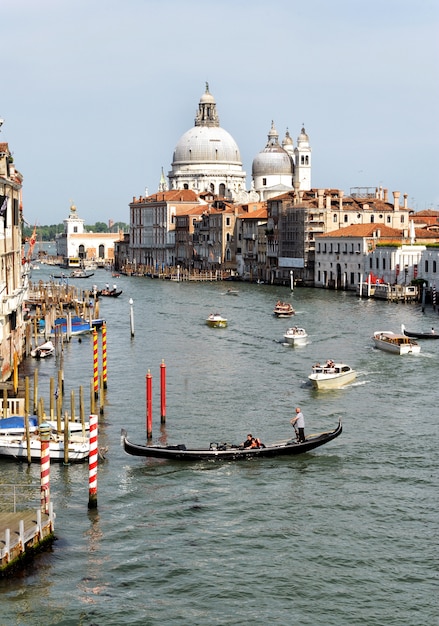 Vista grande do canal veneziano