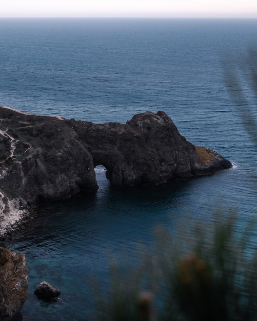 Vista de la gruta en el mar