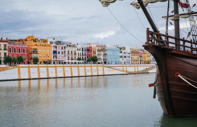 Vista desde el guadalquivir al colorido barrio de Triana