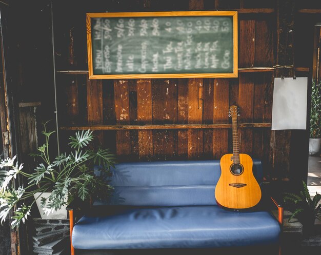 Foto vista de la guitarra en el hogar