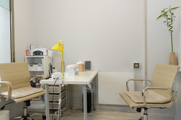 Vista de la habitación vacía de una clínica médica con equipo para manicura