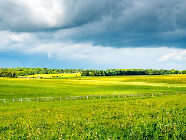 Vista habitual de campo rural y cielo nublado en Inglaterra