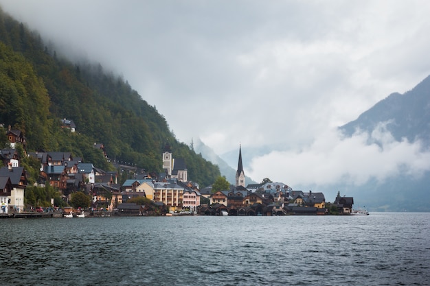 Vista de Hallstatt en un día brumoso