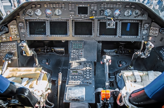 Vista en helicóptero de cabina de los instrumentos del panel y el volante