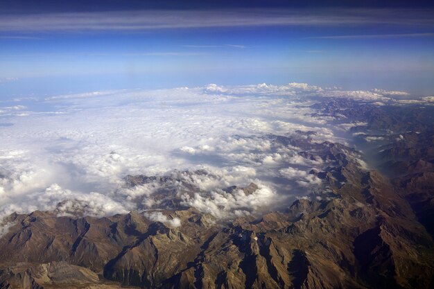 Vista desde un helicóptero a los picos de las montañas cubiertas de nieve