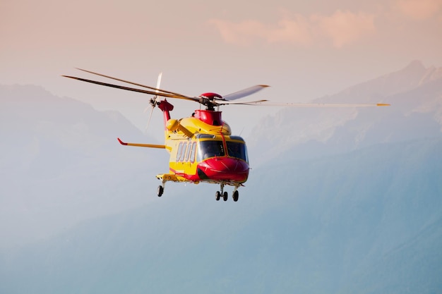 Vista de un helicóptero volando en el cielo