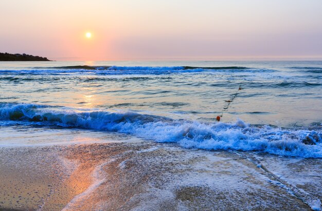 Vista hermosa del amanecer de la playa del mar con el reflejo del sol en el agua.