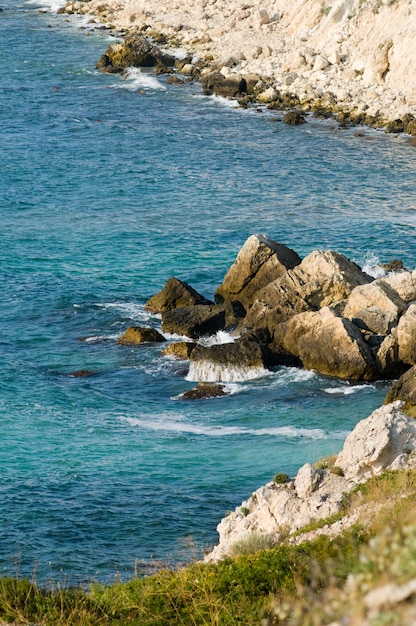 Vista de la hermosa bahía rocosa en el mar de blask, crimea, tarhankut