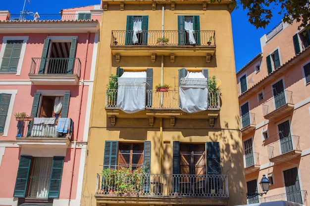 Vista de la hermosa calle catalana genérica en Palma de Mallorca