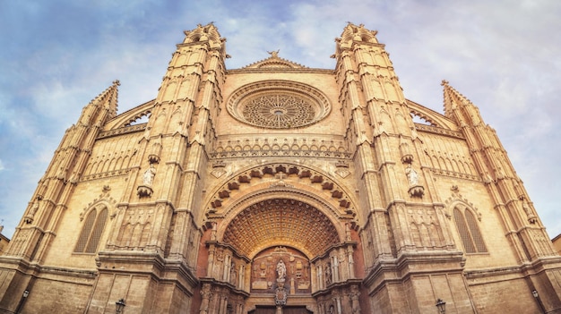 La vista a la hermosa Catedral Vieja de Palma de Mallorca