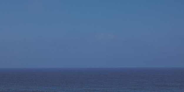 Vista de una hermosa costa del océano atlántico en europa viaje vacaciones y concepto de verano su perf ...