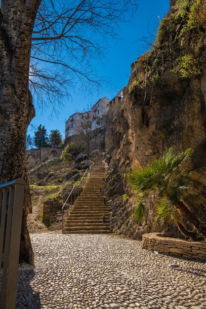 Vista de la hermosa escalera medieval en Ronda España