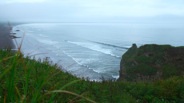 Vista con hermosa hierba verde en el acantilado de la costa del mar clip paisaje de la costa rocosa con hierba verde