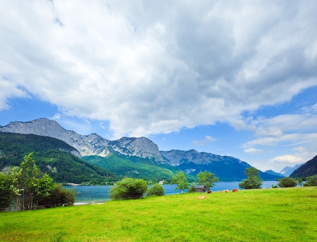 Vista hermosa del lago alpino de verano Grundlsee