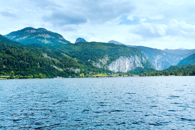 Vista hermosa del lago alpino de verano Grundlsee