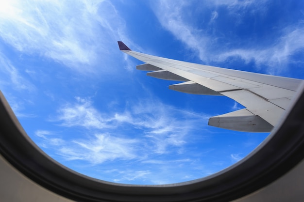 Vista de la hermosa nube y ala del avión desde la ventana interior