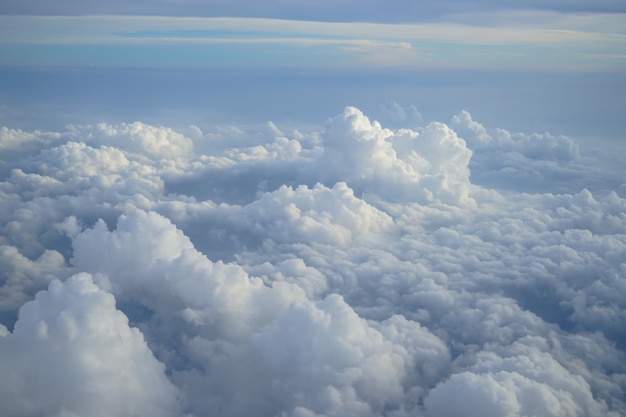 Foto vista de la hermosa nube blanca de forma libre