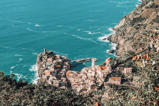 Vista de la hermosa playa del pueblo de Vernazza en verano en la zona de Cinque Terre