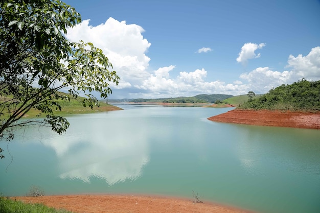 Vista de una hermosa presa en forma de laguna con paisaje de fondo