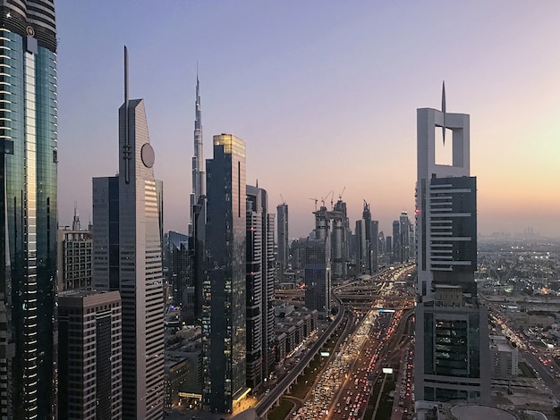 Vista hermosa puesta de sol con cielo púrpura Dubai, Emiratos Árabes Unidos