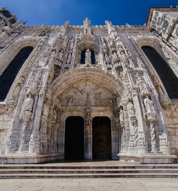 Vista de la hermosa señal, el Monasterio de los Jerónimos ubicado en Lisboa, Portugal.