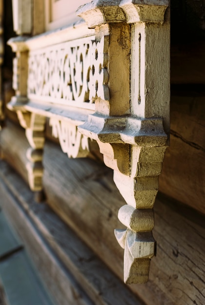 Vista de una hermosa ventana de madera antigua