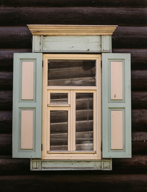 Vista de una hermosa ventana de madera antigua