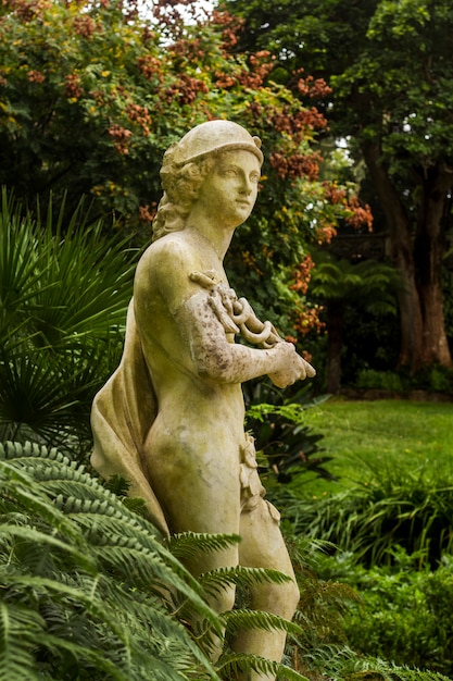 Foto vista de una de las hermosas estatuas ubicadas en la quinta da regaleira, sintra, portugal.