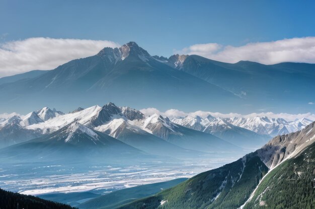 vista de hermosas montañas paisaje con cielo azul y clima despejado