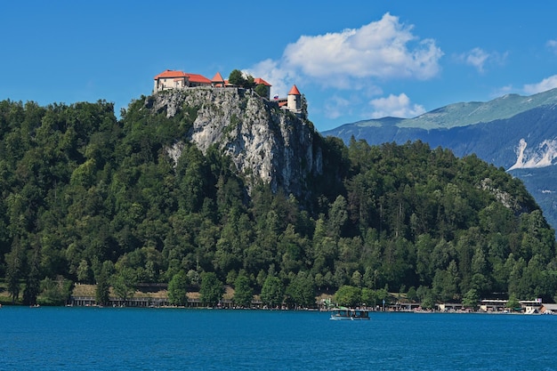 Vista del hermoso castillo de Bled con el lago Bled Eslovenia