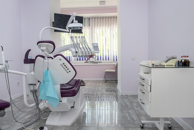 Vista de un hermoso consultorio dental profesional vacío y limpio