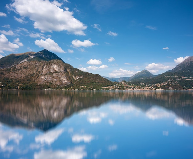 Vista del hermoso lago de Como en Italia en verano
