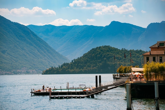 Vista del hermoso lago de Como en Italia en verano