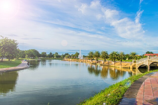 Vista del hermoso lago en el parque con cielo azul claro