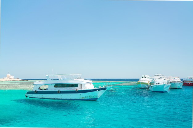 Vista del hermoso mar con barcos blancos.