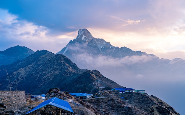 Vista del hermoso paisaje del monte Fishtail, Nepal.