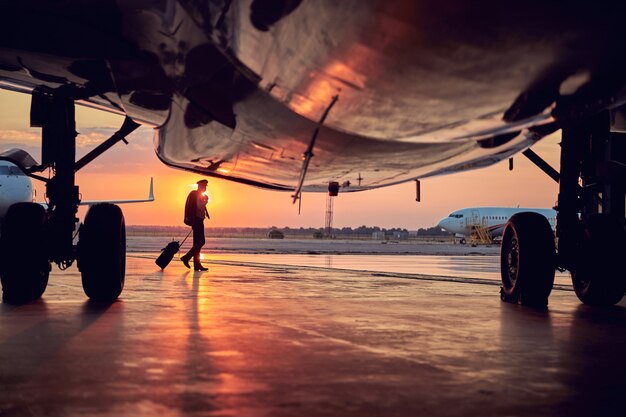 Vista del hermoso sol desde el hangar de aviación