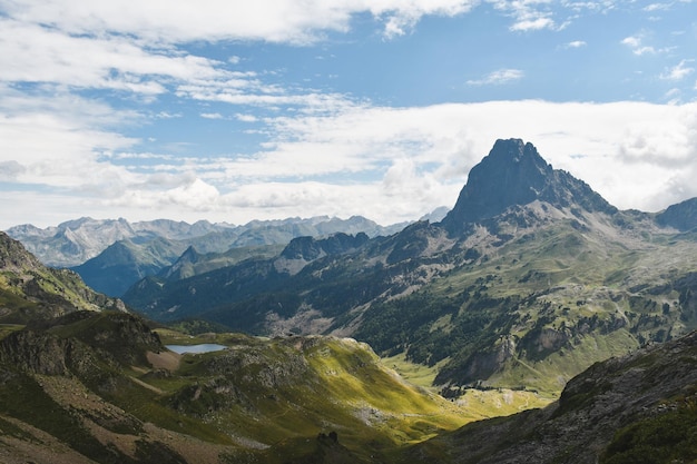 Vista de un hermoso valle con el lago Gentau y la montaña Midi d'Ossau al fondo