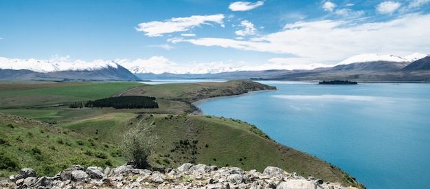 Vista con hermosos paisajes alpinos lago glaciar turquesa con montañas nevadas tekaponew zealand