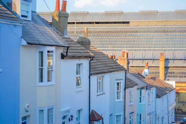Vista de una hilera de casas en la ciudad de Brighton