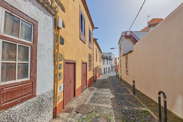 Vista histórica de la calle de la ciudad de casas residenciales en callejones pequeños y estrechos o carreteras en la zona tropical de Santa Cruz La Palma España Vista de la aldea de edificios vibrantes en destinos turísticos populares en el extranjero