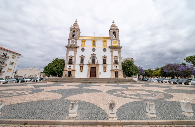 Vista de la histórica iglesia de Carmo ubicada en Faro, Portugal.