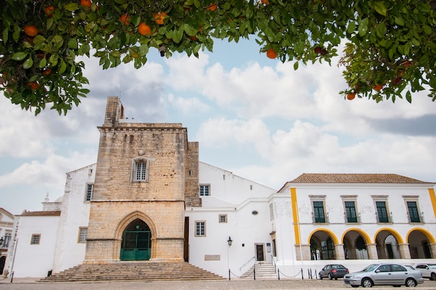 Vista de la histórica iglesia de Se, ubicada en el casco antiguo de la ciudad de Faro, Portugal.