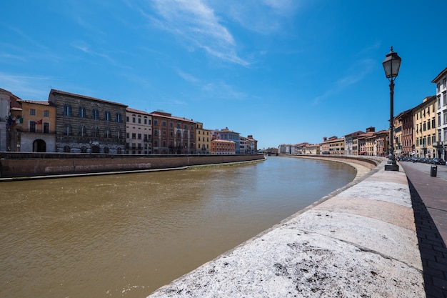 Vista histórica de Pisa en el río Arno